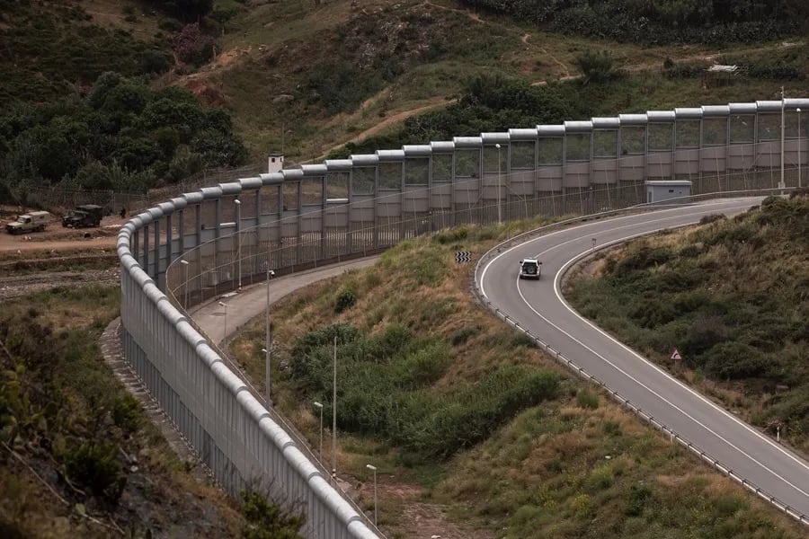 cierran-temporalmente-valla-de-ceuta,-tras-intento-masivo-de-inmigracion
