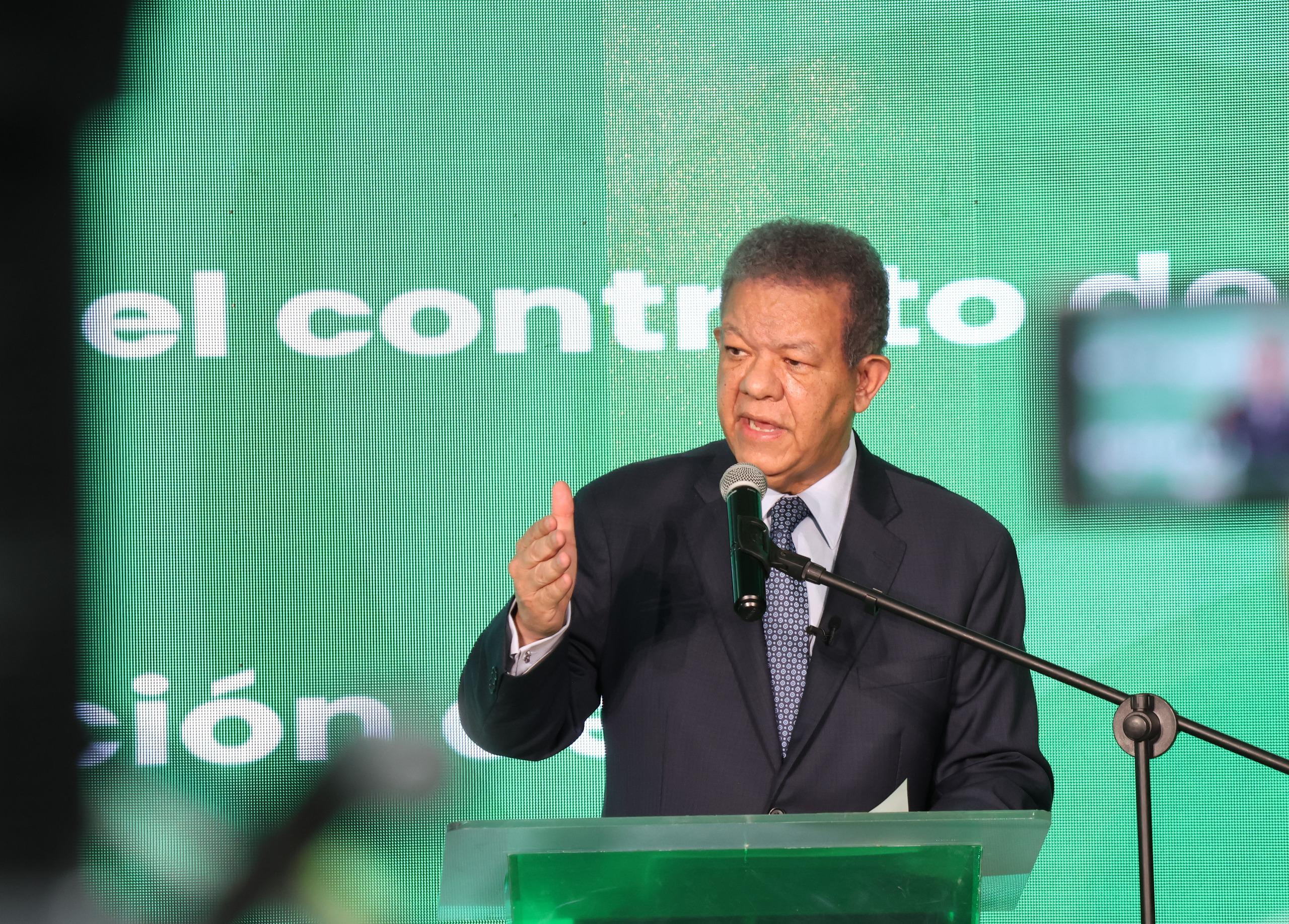 leonel-fernandez-alerta-sobre-amenazas-a-la-seguridad-y-la-privacidad-de-la-gente