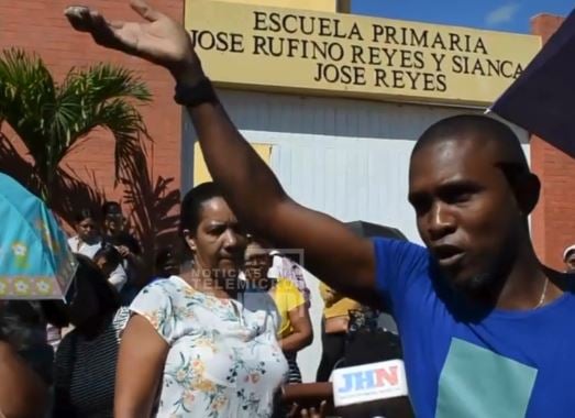 padres-protestan-por-falta-de-profesores-en-la-escuela-jose-rufino-reyes-y-siancas-jose-reyes