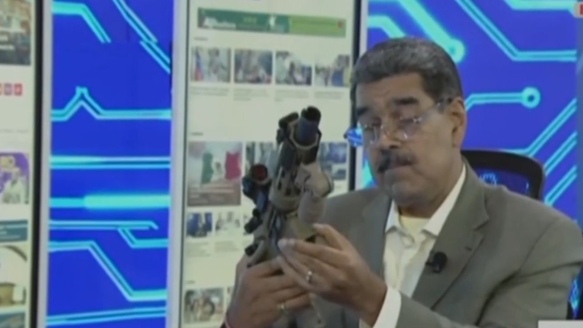 maduro-exhibe-un-fusil-que-supuestamente-introdujo-eeuu.-en-venezuela