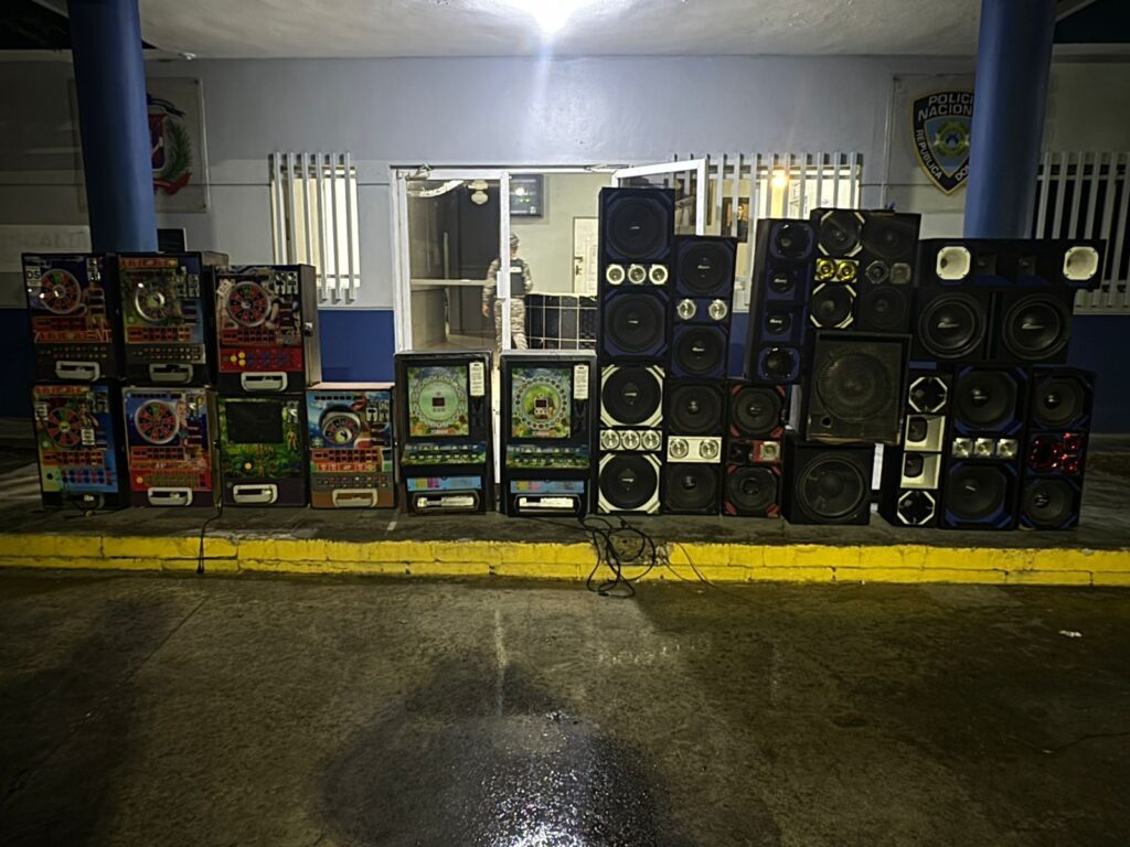 policia-ocupa-decenas-de-bocinas-y-maquinas-tragamonedas-en-villa-mella,-sdn