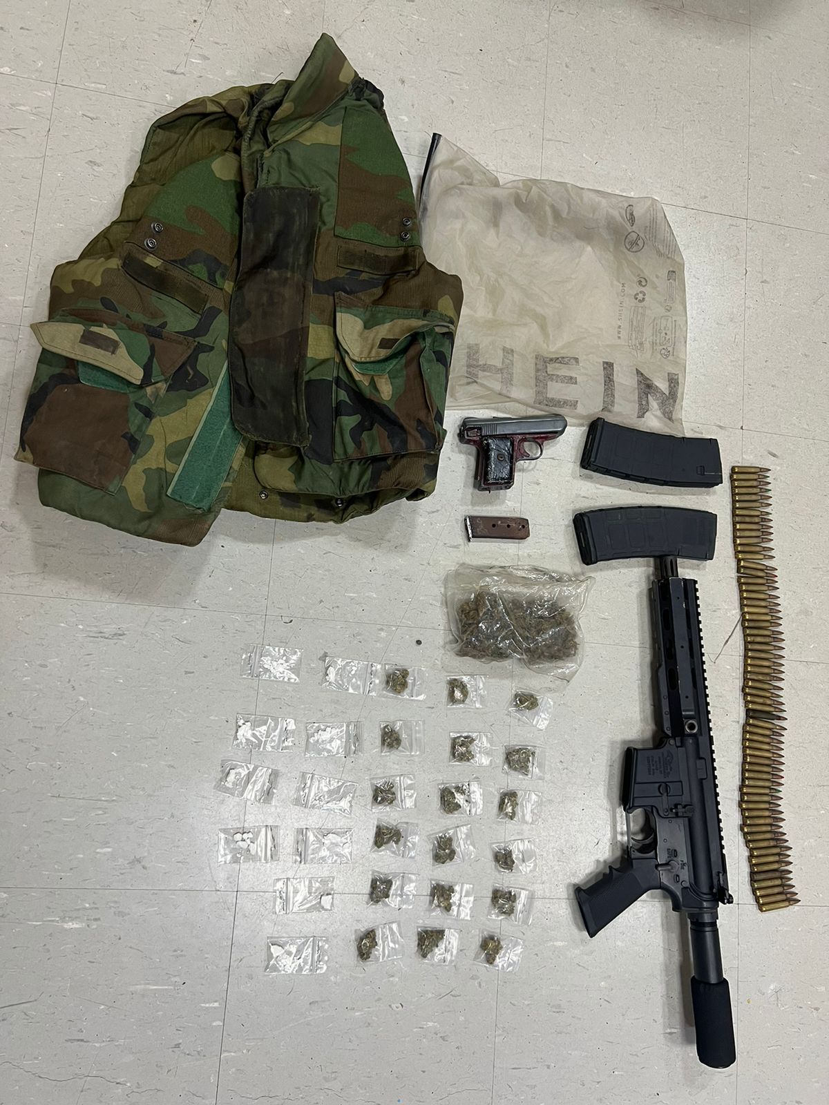 incautan-fusil,-pistola,-chaleco-antibalas-y-municiones-tras-arresto-de-dos-personas