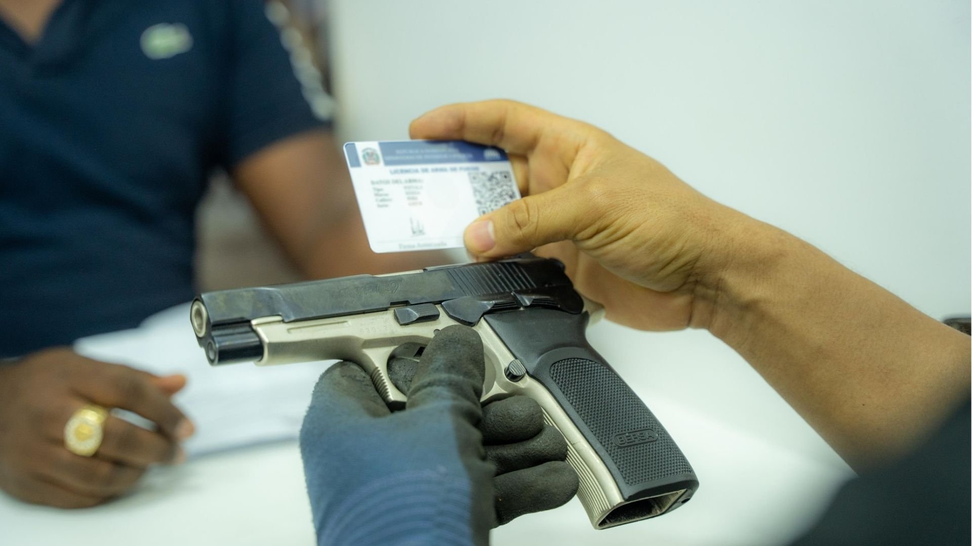 ¡en-tiempo-record!-interior-y-policia-entrega-licencias-y-traspasos-de-porte-y-tenencia-armas