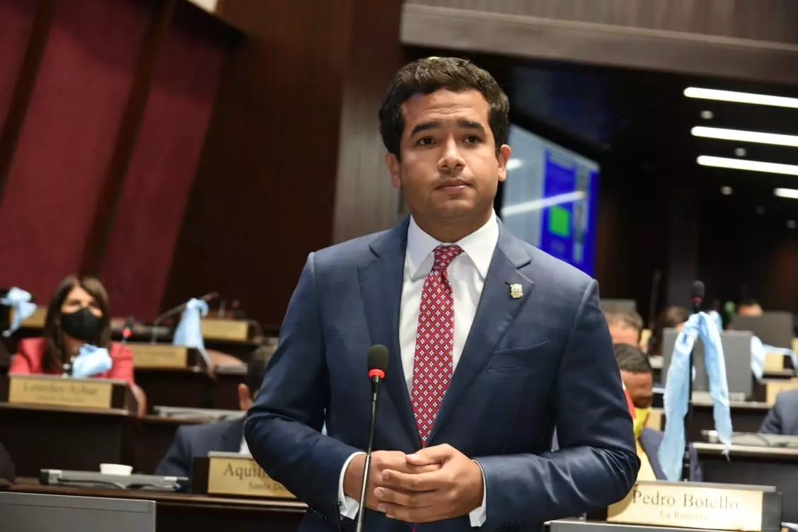 omar-fernandez-declara-como-bienes-principales-un-piano-de-cola-y-un-motor-vespa