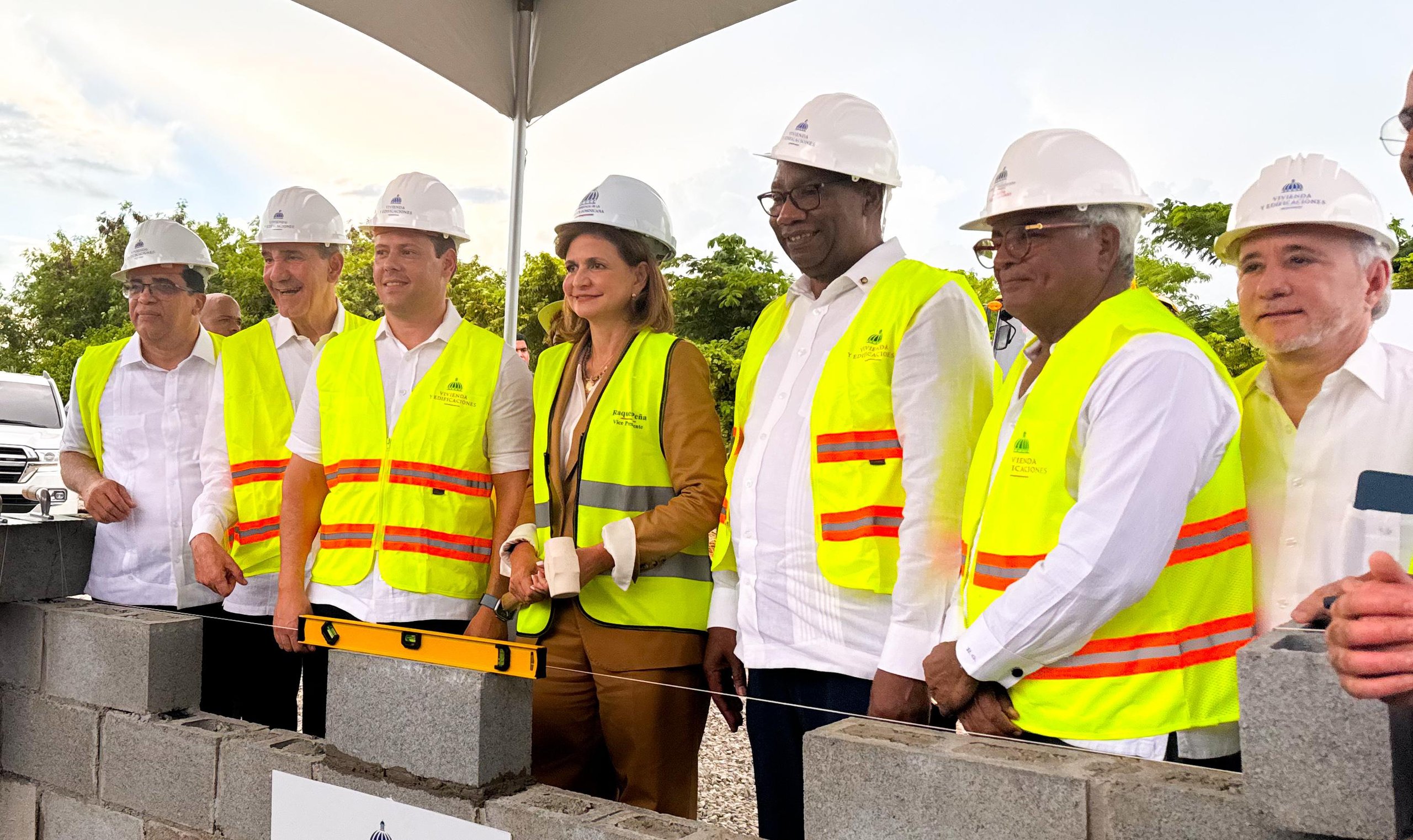 presidente-reitera-compromiso-con-sde-al-iniciar-construccion-de-la-uasd
