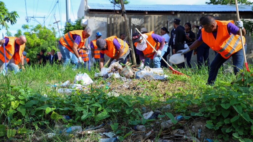 realizan-jornada-de-limpieza-junto-a-reos-de-la-victoria-y-el-ccr-haras-nacionales