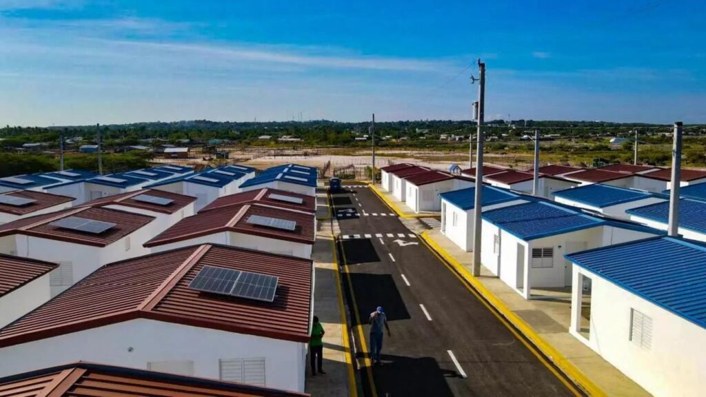 gobierno-entrega-50-viviendas-amuebladas-en-montecristi