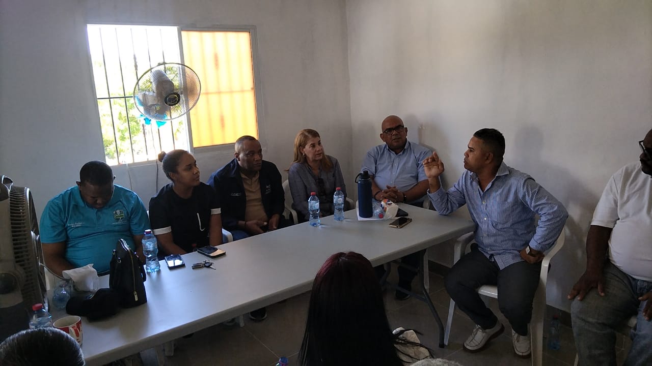 gobernacion-y-alcaldes-de-bahoruco-agradecen-utepda-aporte-de-un-millon-para-intervenir-caminos-inter-parcelarios.