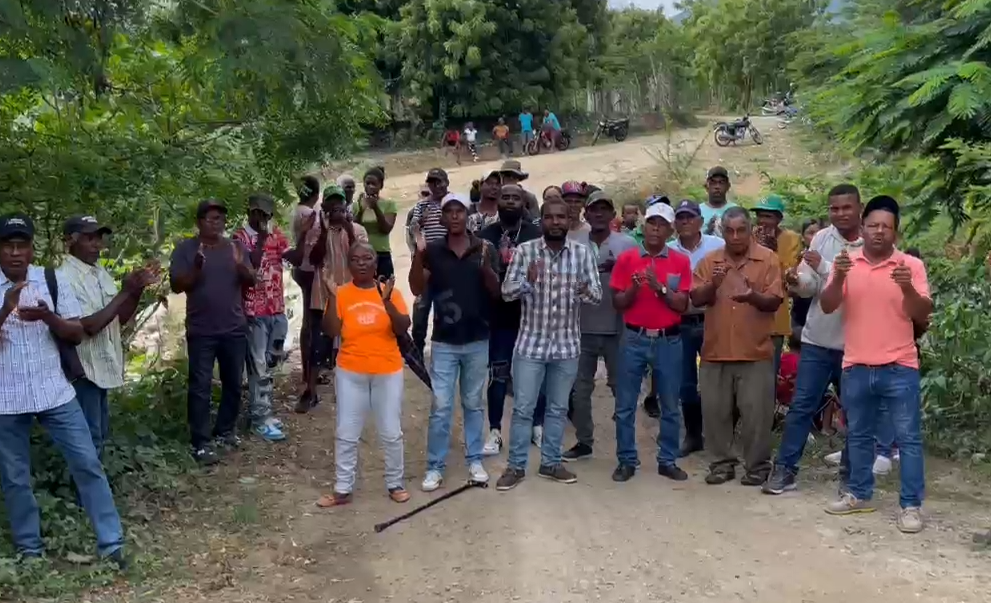 realizan-protesta-pacifica-en-demanda-de-construccion-de-carreteras