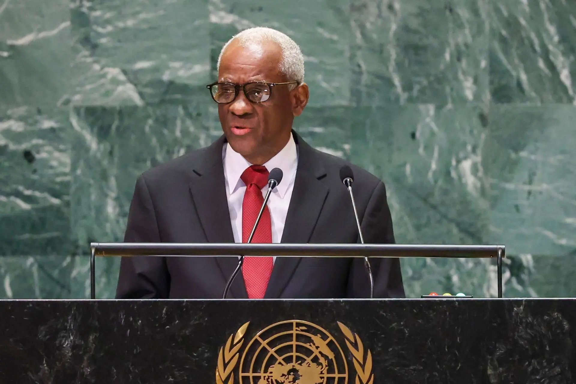 presidente-del-consejo-de-transicion-de-haiti,-toma-agua-directamente-de-jarra-durante-discurso-en-la-onu