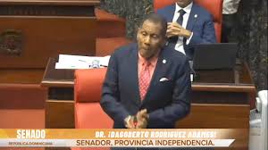 duverge:-senador-dagoberto-rodriguez-adames-gestiona-construccion-de-vivienda-a-familia-que-perdio-todo-en-incendio.
