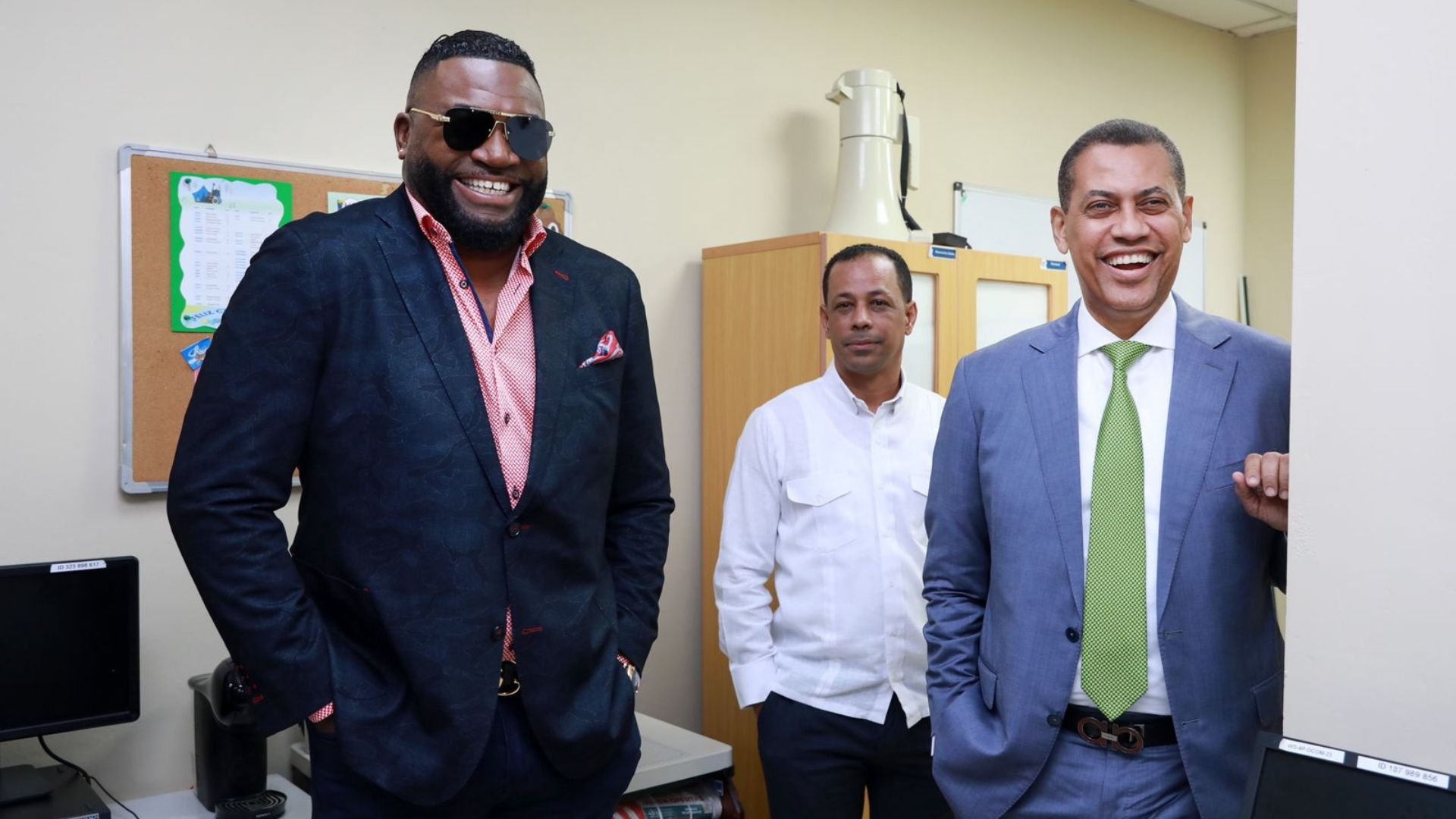 presidente-indotel-recibe-visita-del-exjugador-de-grandes-ligas-david-ortiz