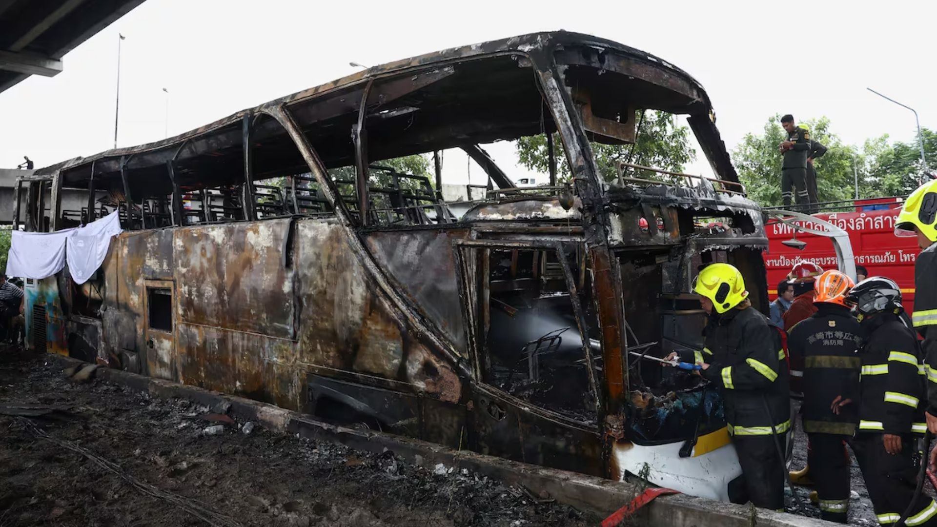 video:-al-menos-25-muertos-por-incendio-de-un-autobus-escolar-en-tailandia