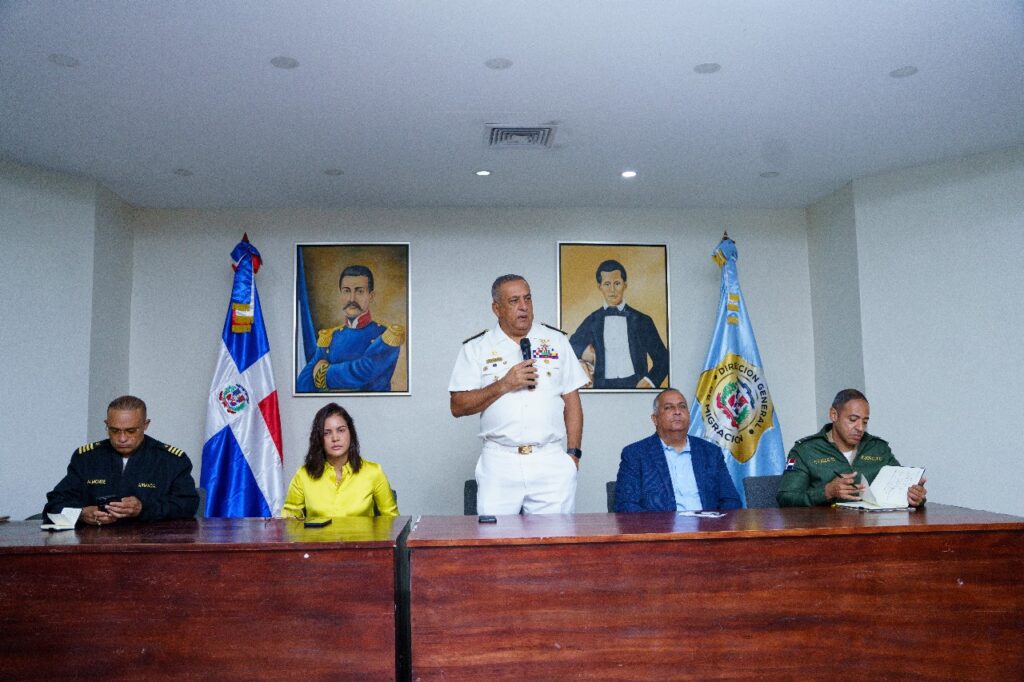 vicealmirante-lee-ballester-afirma-eje-principal-sera-reforzar-el-control-migratorio-en-todo-el-pais