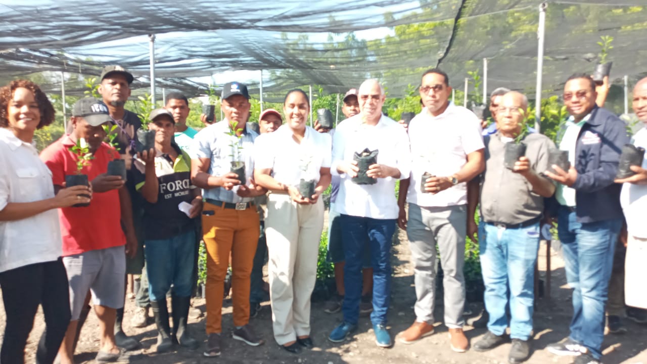 desarrollo-fronterizo-entrega-cinco-mil-plantas-de-limon-a-agricultores-de-la-provincia-bahoruco