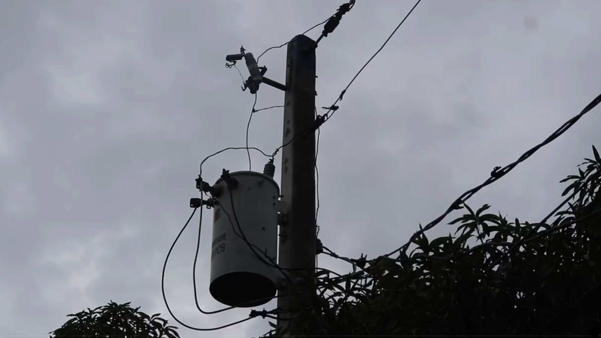 video:-demandan-arreglo-de-sistema-de-energia-electrica-en-sector-villa-hermosa