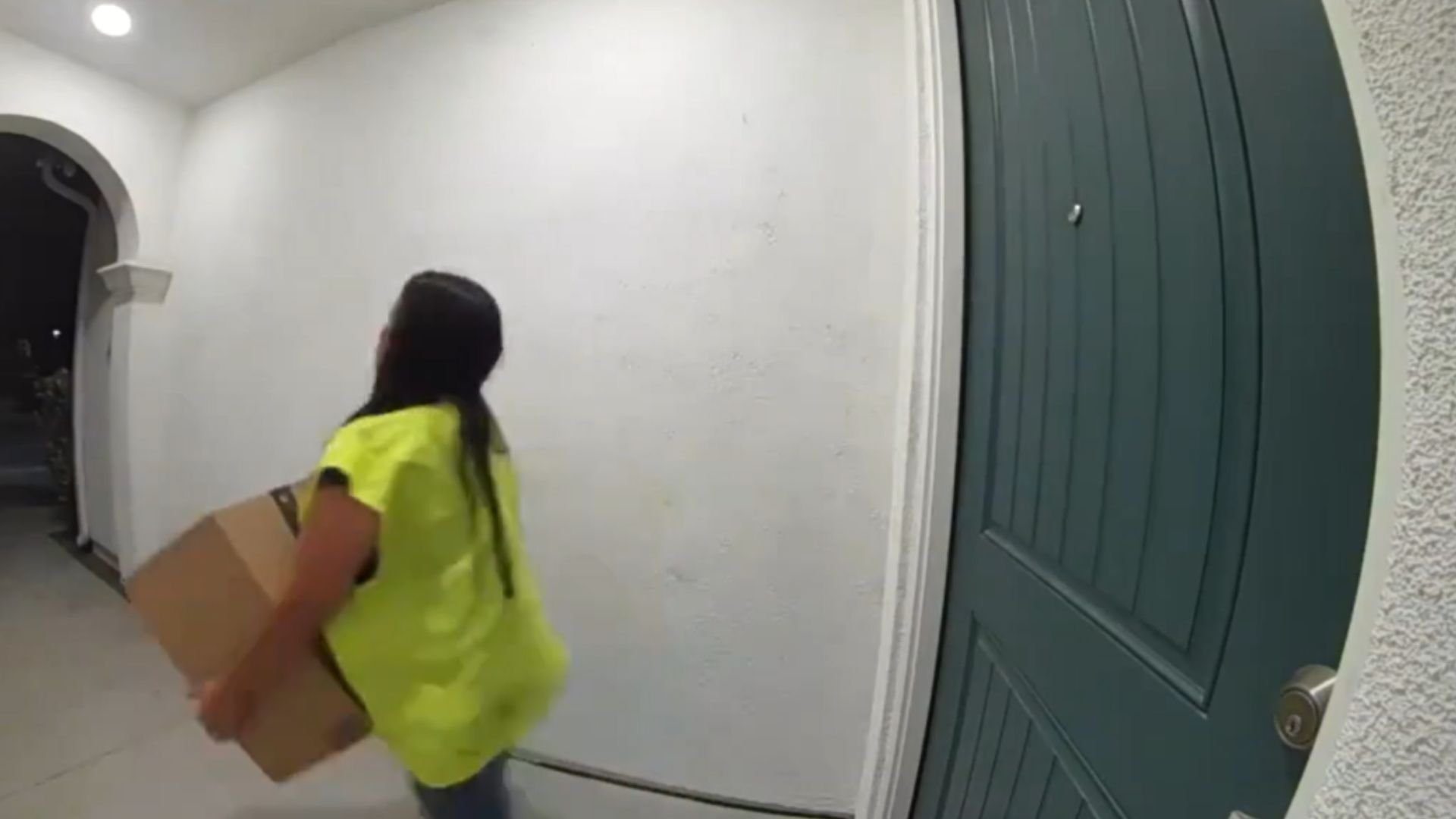 video:-repartidora-de-amazon-fue-sorprendida-intentando-robar-un-paquete-justo-despues-de-confirmar-su-entrega