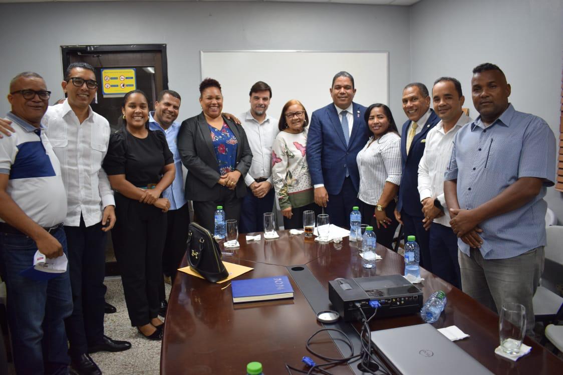 gobernadora-provincial-de-bahoruco-participa-en-encuentro-con-gerente-general-de-edesur-junto-a-comision-de-senadores-de-la-region-enriquillo