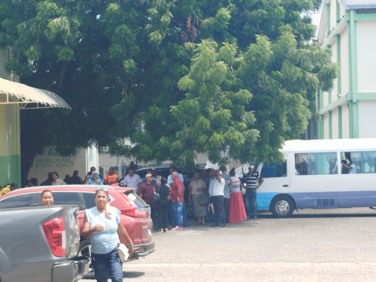 cientos-de-desvinculados-acudieron-hoy-al-indesur-a-retirar-su-carta-de-cancelacion.