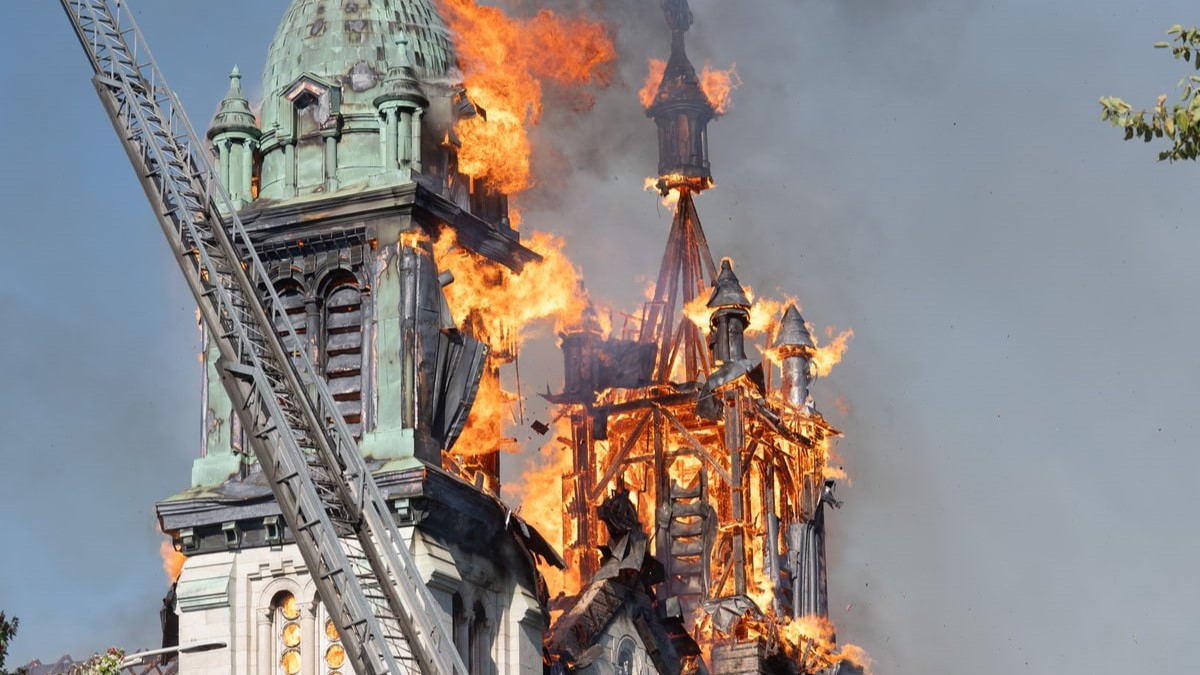 incendio-consume-iglesia-de-notre-dame-en-canada