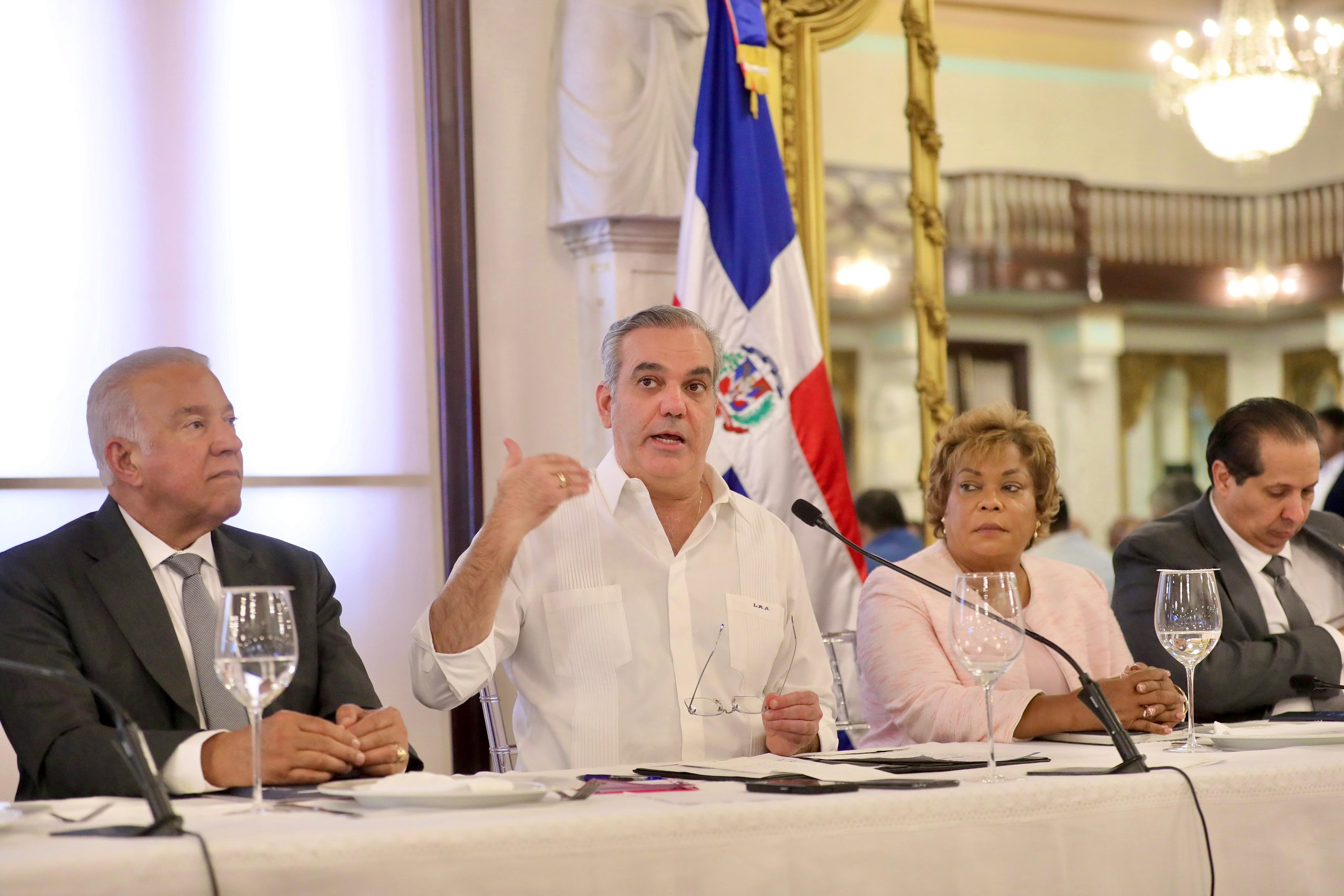 abinader-anuncia-obras-viales,-deportivas-y-de-saneamiento-en-el-gsd