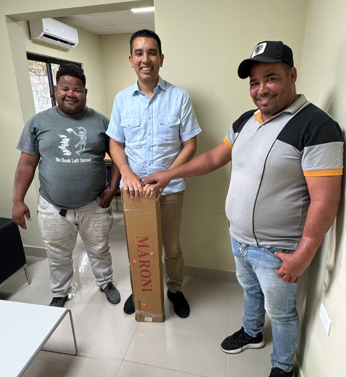 senador-por-bahoruco-dona-bomba-sumergible,-solucionara-problema-de-agua-a-mas-de-cincuenta-familias-del-pie-de-la-loma