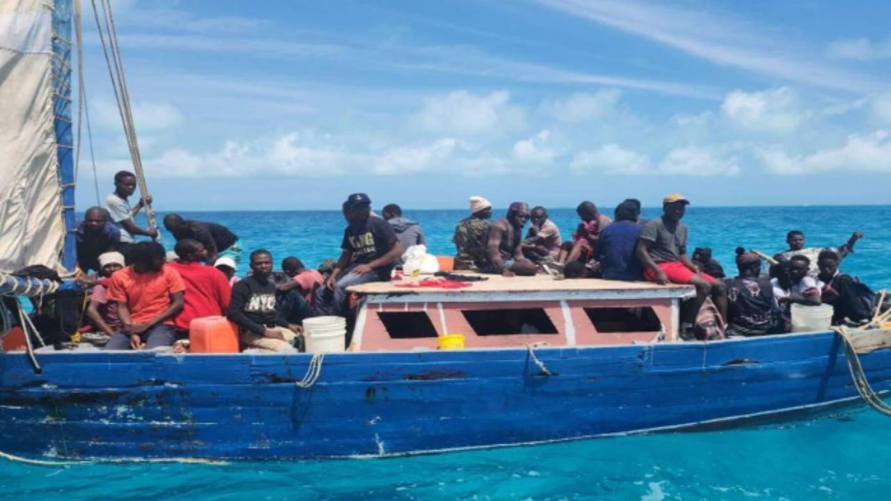 detienen-35-migrantes-haitianos-que-arribaron-a-una-playa-de-jamaica