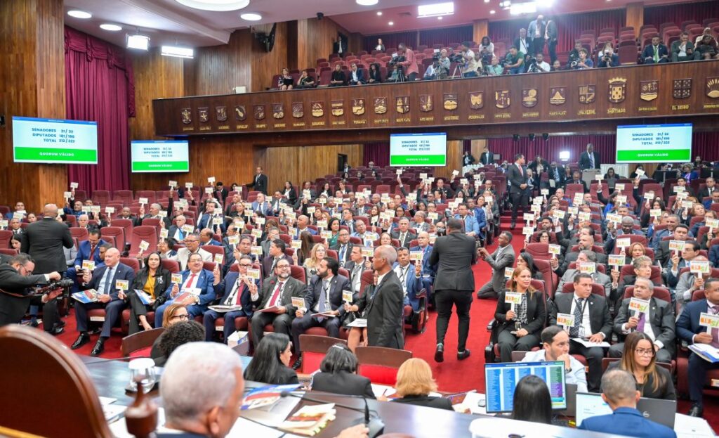 senadores-aracelis-villanueva-y-gustavo-sanchez-se-enfrentan-durante-segunda-reunion-de-la-asamblea-revisora