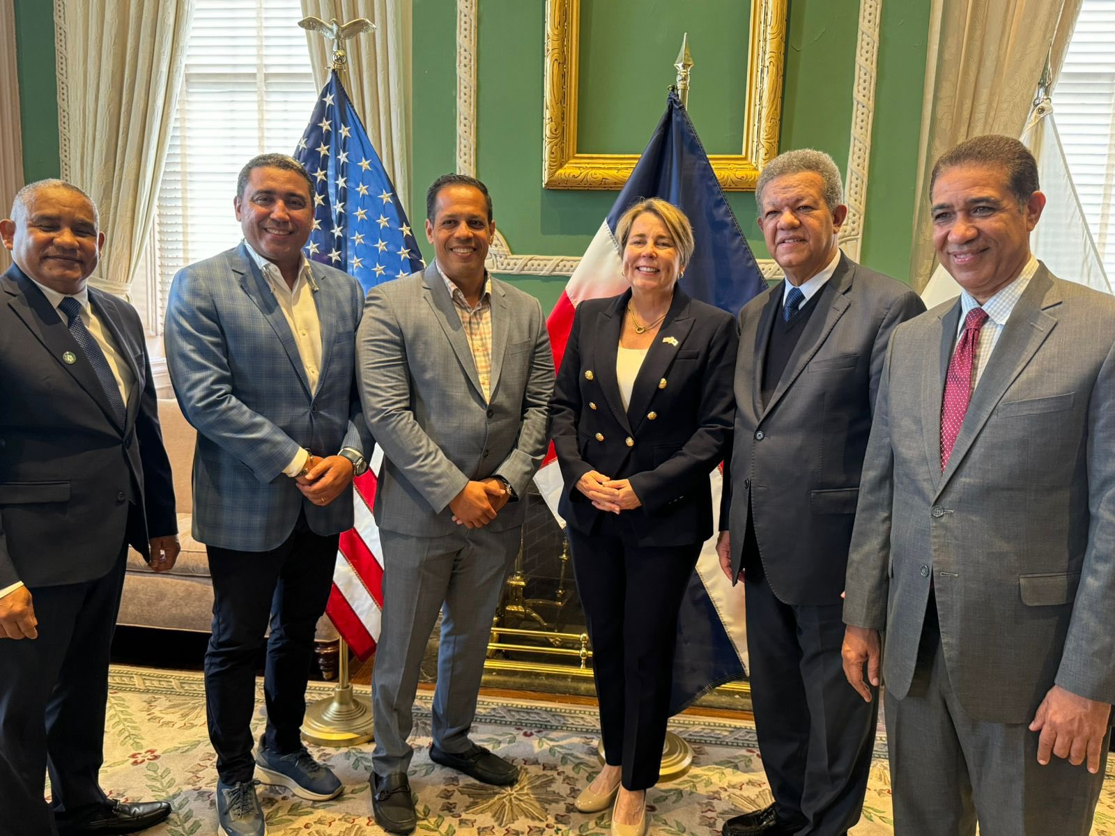 leonel-fernandez-recibe-reconocimiento-por-parte-de-gobernadora-de-massachusetts