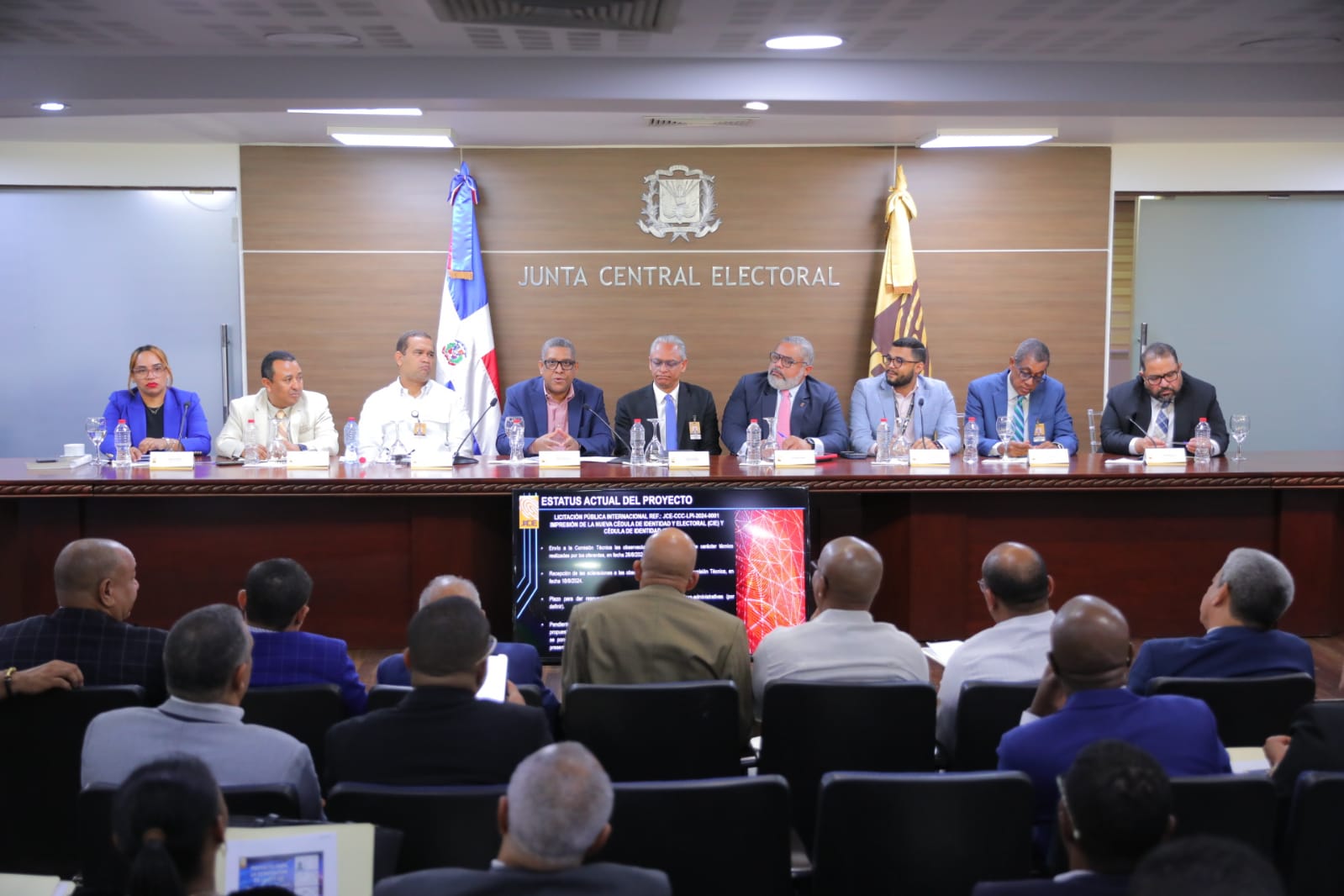 jce-presenta-a-organizaciones-politicas-estatus-del-proyecto-para-renovacion-de-cedula