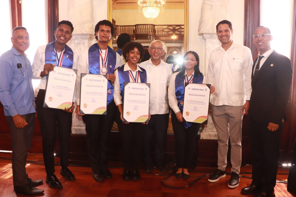 minerd-reconoce-10-estudiantes-de-regional-15-por-maxima-excelencia