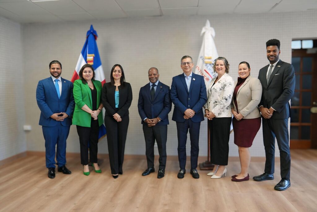 ministra-de-interior-y-policia-recibe-subsecretario-adjunto-de-inl