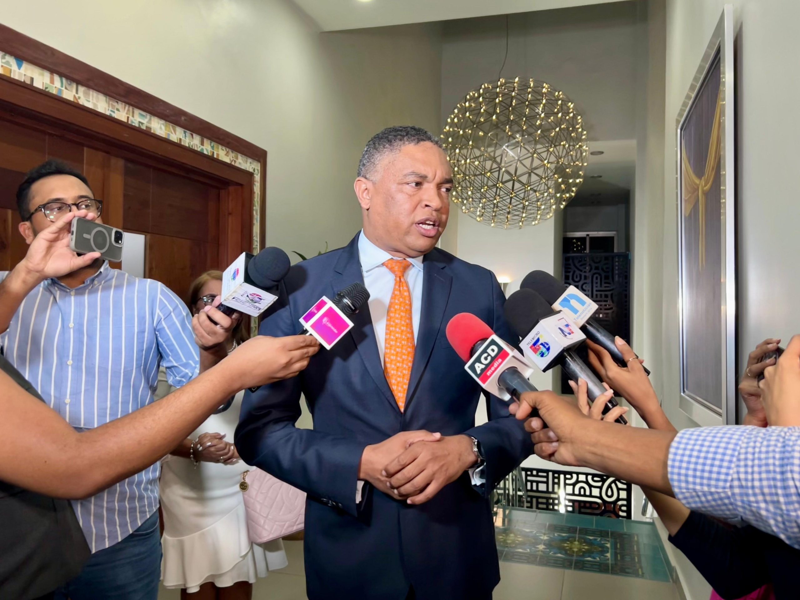 gobierno-quiere-imponer-reforma-fiscal,-dice-ivan-lorenzo