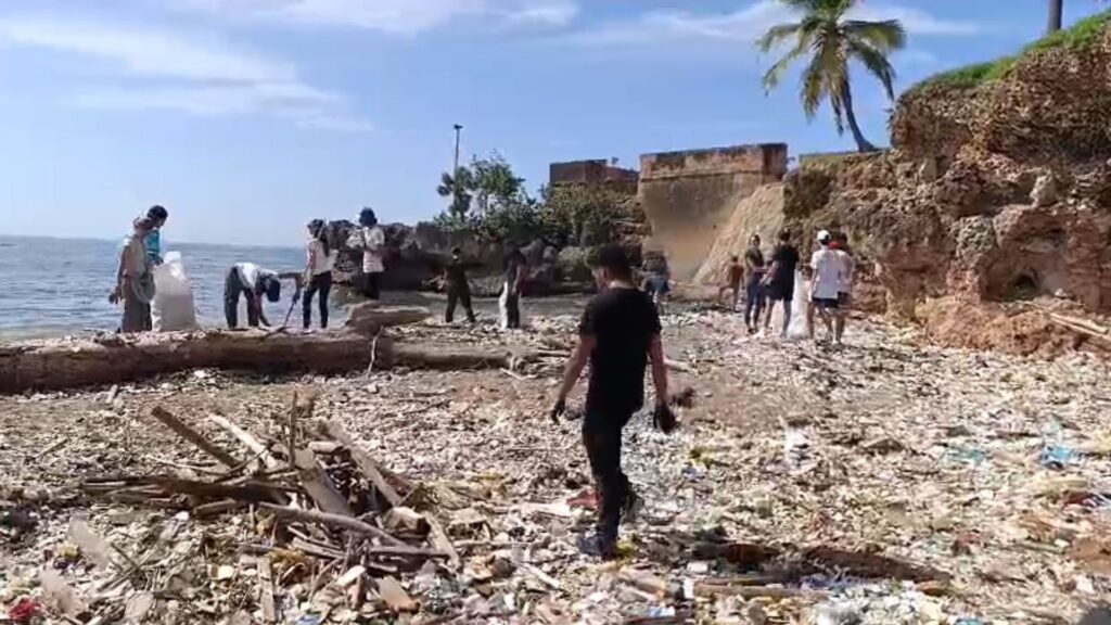 video:-realizan-jornada-de-limpieza-en-el-litoral-costero-del-malecon-de-santo-domingo