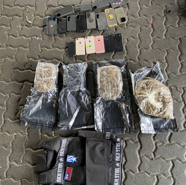 ocupan-cuatro-paquetes-de-marihuana-camuflados-en-tanque-de-ropa