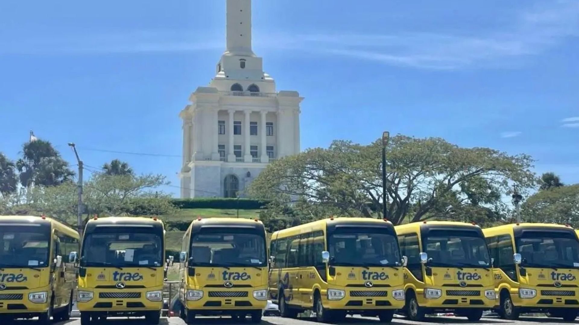 transporte-escolar-publico-llega-a-santiago-con-150-autobuses-electricos