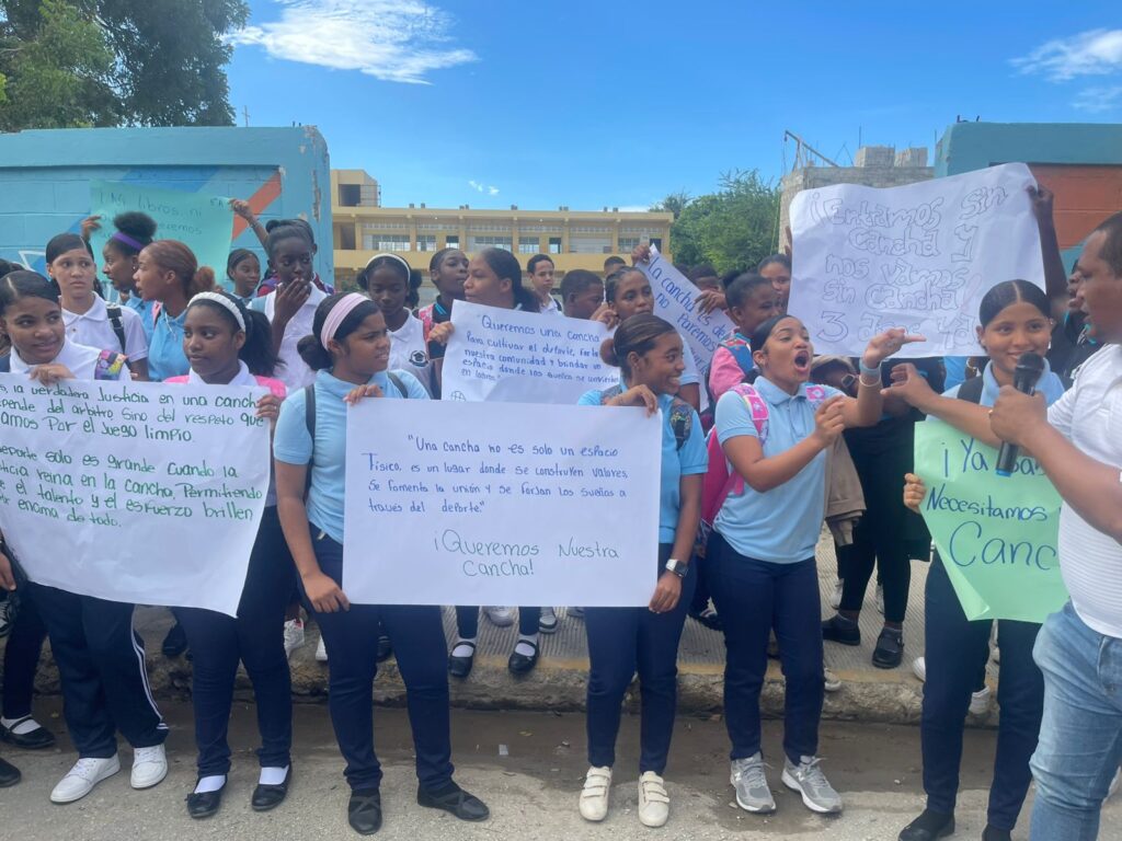 centro-educativo-paraliza-docencia-en-demanda-de-terminacion-de-cancha