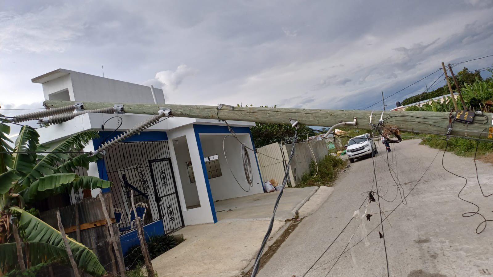 tornado-derriba-cinco-postes-de-69-kw-que-suministra-energia-electrica-a-san-juan-y-elias-pina