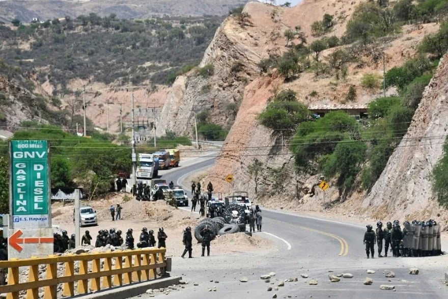 bloqueos-de-vias-en-bolivia-se-intensifican-para-evitar-probable-arresto-de-evo-morales