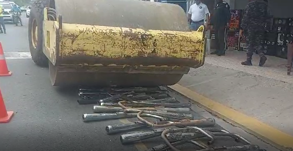 autoridades-destruyen-mofles-de-motos-e-incautan-maquinas-tragamonedas-en-operativo