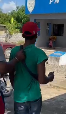 comunitarios-detienen-hombre-en-momentos-que-intentaba-entrar-a-robar-en-una-vivienda