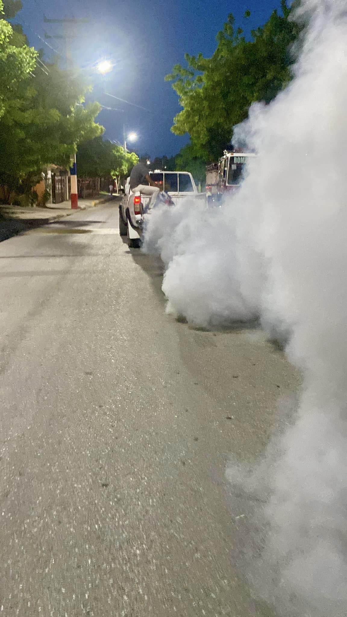 junta-distrital-de-las-clavellinas-y-dps-bahoruco-realizan-jornada-de-fumigacion-ante-ola-de-mosquitos