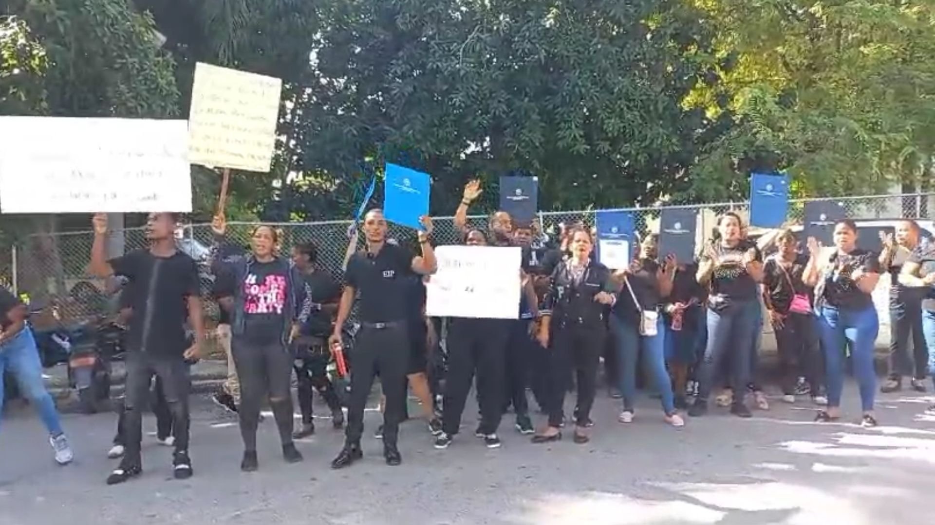 maestros-marchan-y-exigen-nombramientos-en-barahona-tras-haber-aprobado-concurso