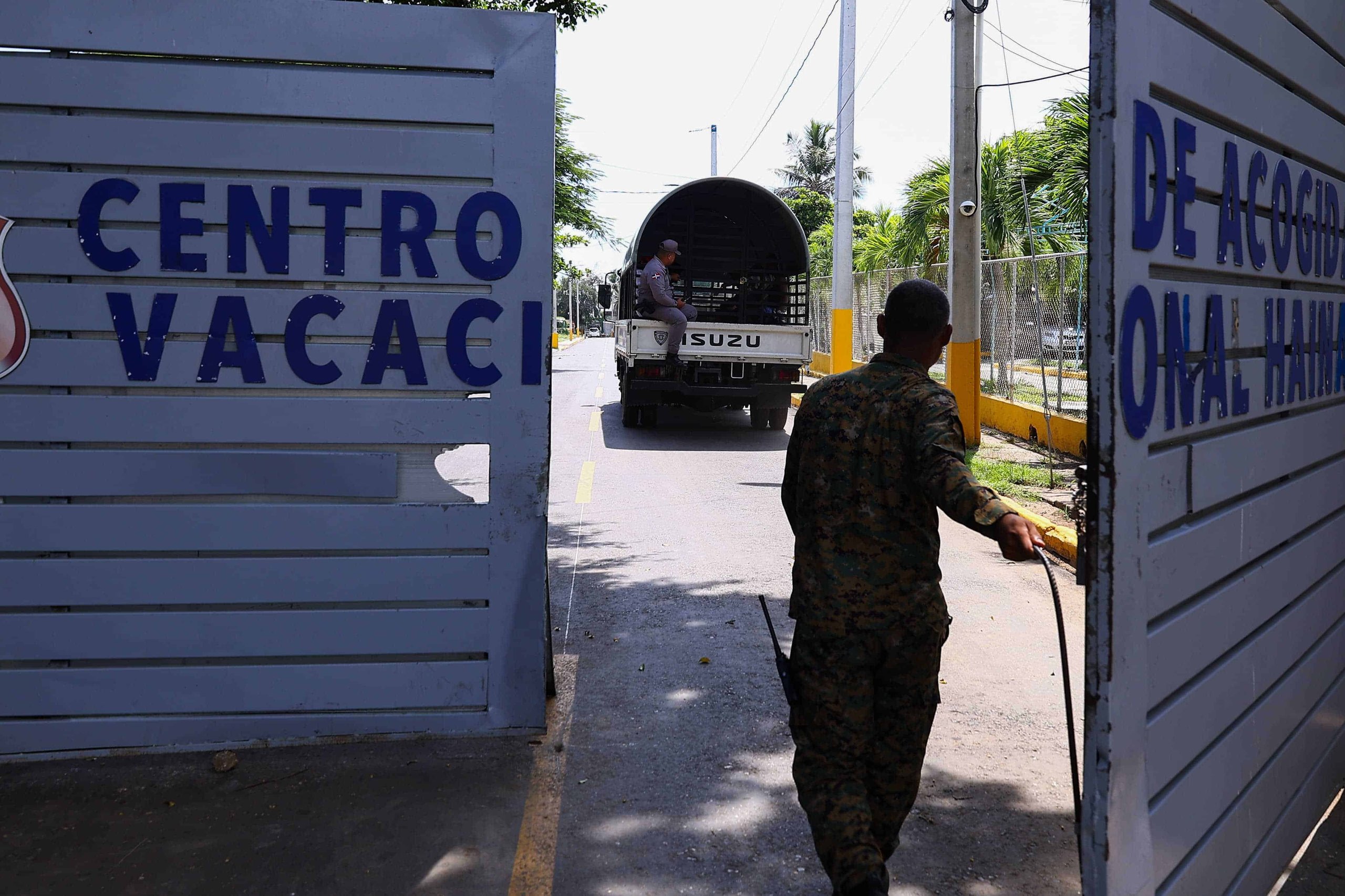 continuan-llegando-cuerpos-militares-a-vacacional-de-haina-tras-motin-de-haitianos-ilegales