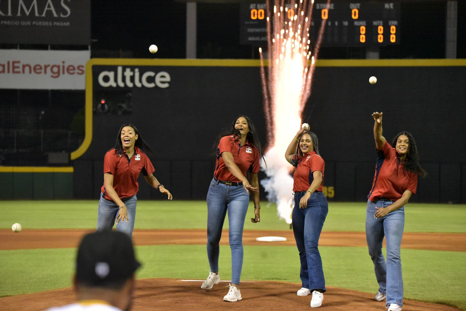 aguilas-cibaenas-inician-temporada-con-reinas-del-caribe-realizando-lanzamiento-de-primera-bola