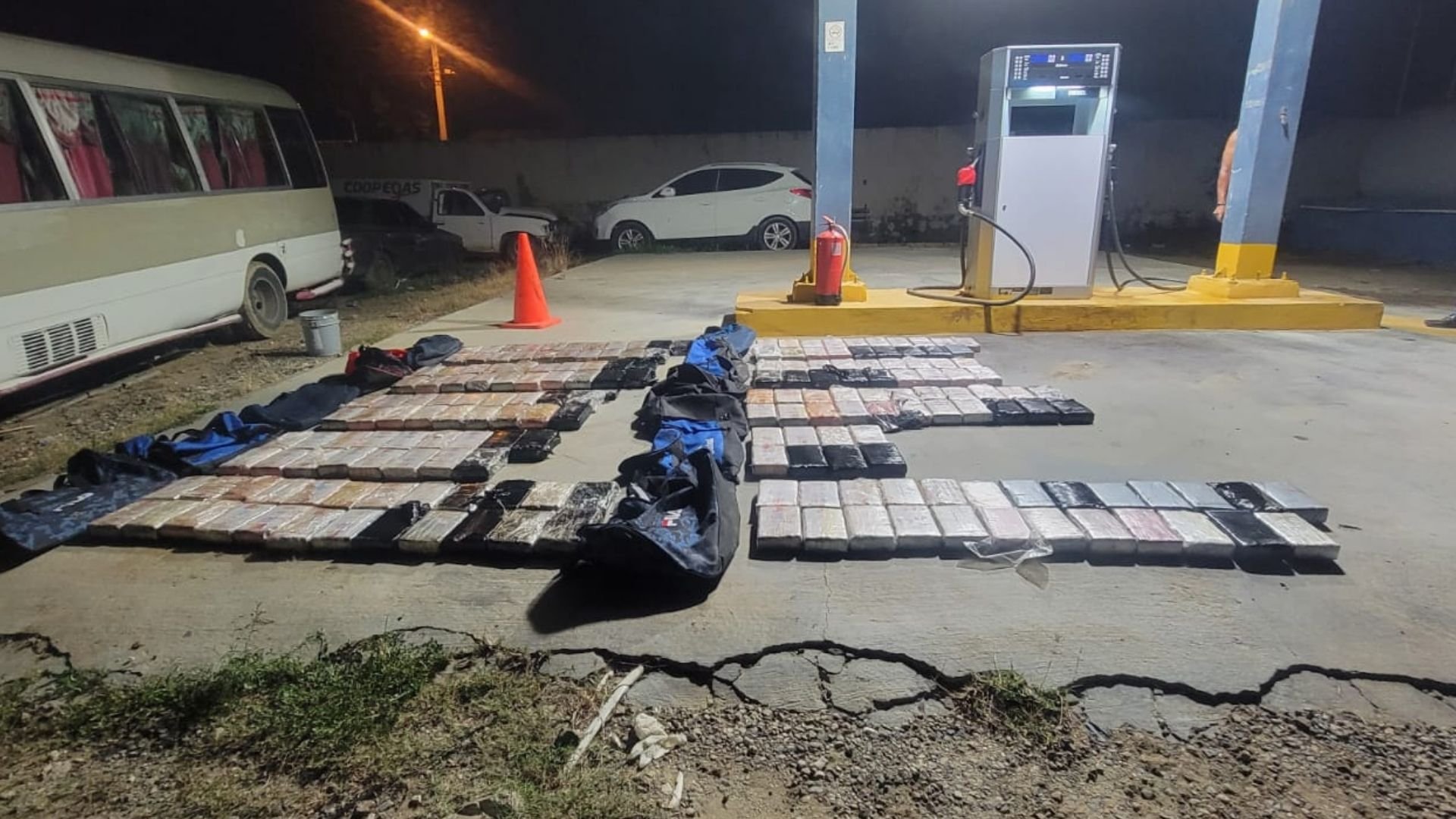 apresan-una-persona-con-alijo-de-192-paquetes-de-cocaina-e-incautan-2-vehiculos-en-en-montecristi