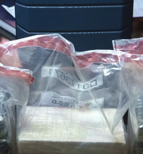 buscan-a-dominico-espanol-que-dejo-maleta-en-el-aila-con-15-paquetes-de-presunta-cocaina