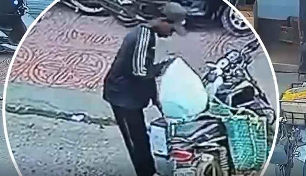 desconocido-roba-bolsa-con-mercancias-en-moto-estacionada-en-mercado