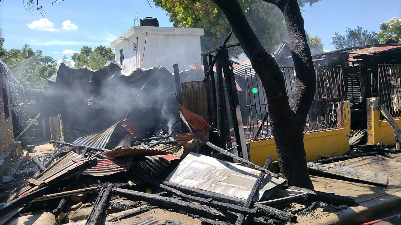 incendio-atribuido-a-fallas-electricas-reduce-vivienda-a-cenizas