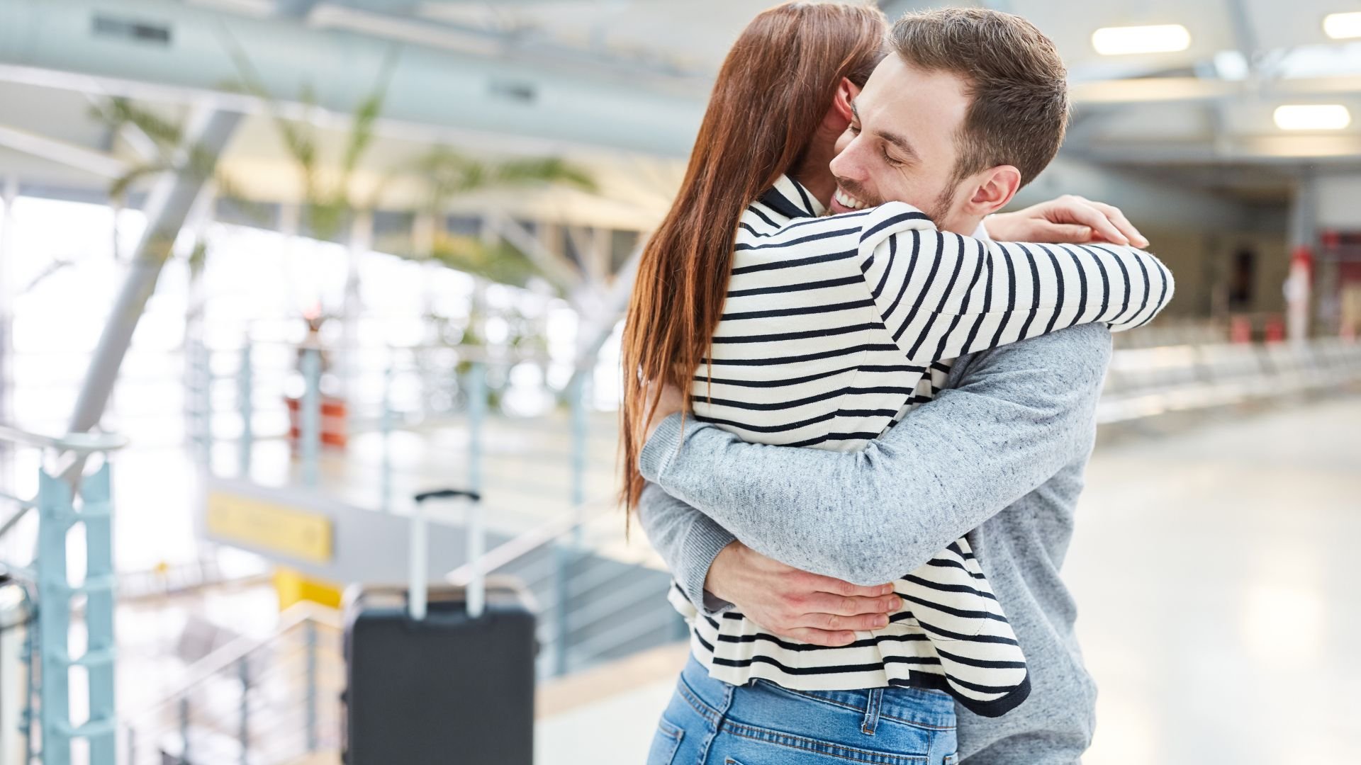polemica-en-aeropuerto-de-dunedin-que-prohibe-abrazos-de-despedidas-prolongados
